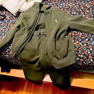 Polo boys twopiece set
PLEASE LOOK AT PICTURES CAREFULLY BEFORE PURCHASING ITEMS